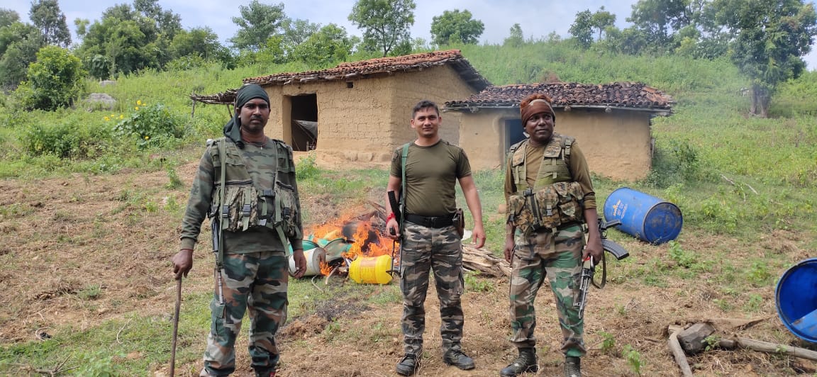 पुलिस का अवैध शराब भट्ठी पर छापा,भारी मात्रा में अवैध महुआ शराब बरामद