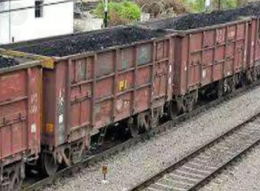 गर्मी में कोयला आपूर्ति न बने बिजली उत्पादन में बाधा, इसलिए बिना ठहराव पास हो रही कोयला लदी मालगाड़ियां