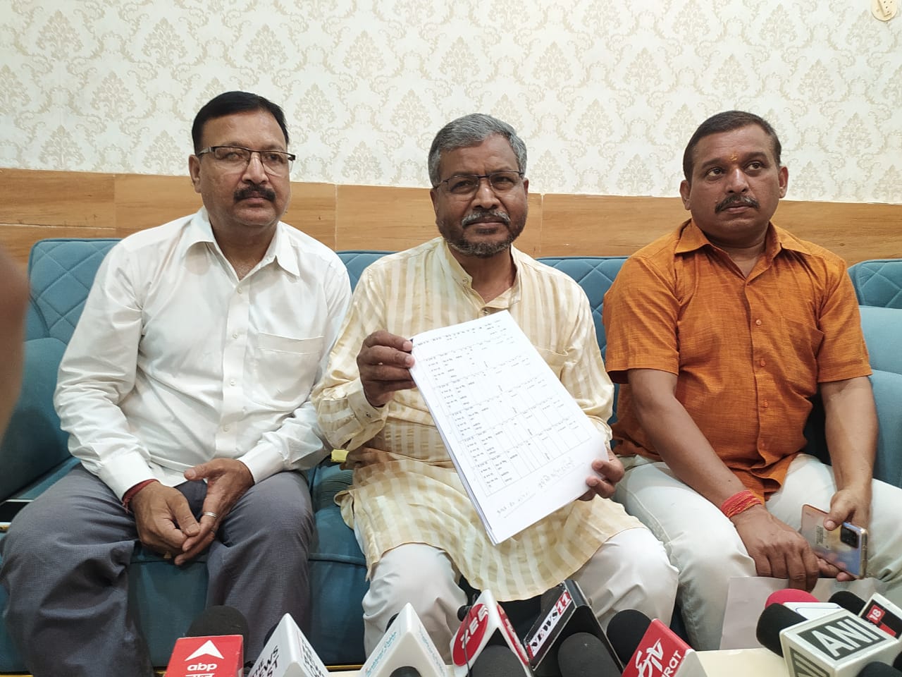 "जहां जमीन खरीदता, वहीं का बाशिंदा हो जाता है सोरेन परिवार, कोई तो बताए-कहां के रहने वाले हैं हेमंत सोरेन"