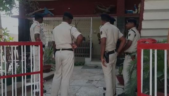 बीच सड़क पर पत्नी और बेटी को गोली मार ली, फिर खुद का किया यह हाल