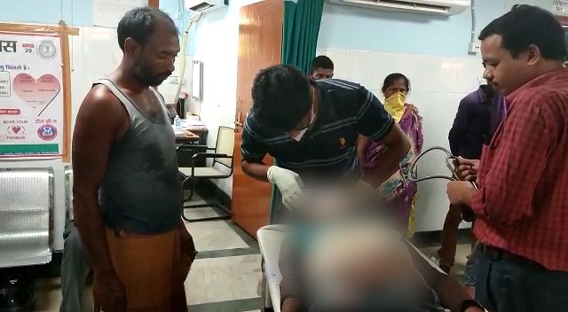 गाना सुन रहा था ड्राइवर ! ट्रैक पर ट्रेन की चेपट में आया ट्रैक्टर, मौत