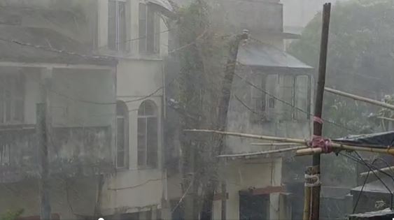 दुमका में बरसी राहत : तेज हवा के साथ जम कर हुई बारिश, ओले भी गिरे