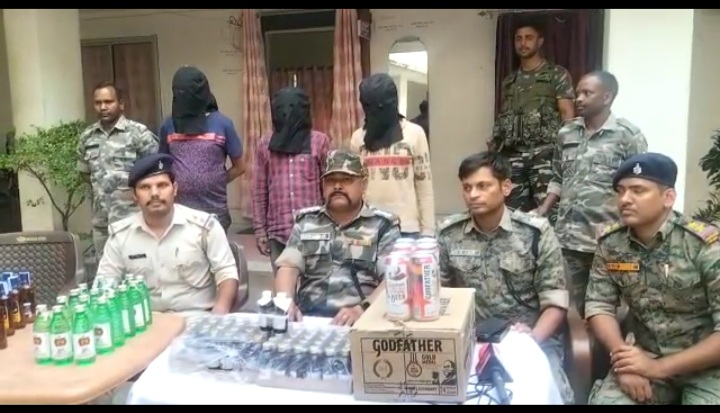 अवैध शराब अड्डों पर पुलिस का छापा, भारी मात्रा में अवैध शराब के साथ तीन गिरफ्तार