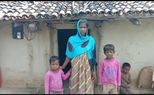 आदिवासी विधवा सोमारी  दाने-दाने के लिए मोहताज है , कैसे पलेगी अपने दो मासूम बच्चों को !