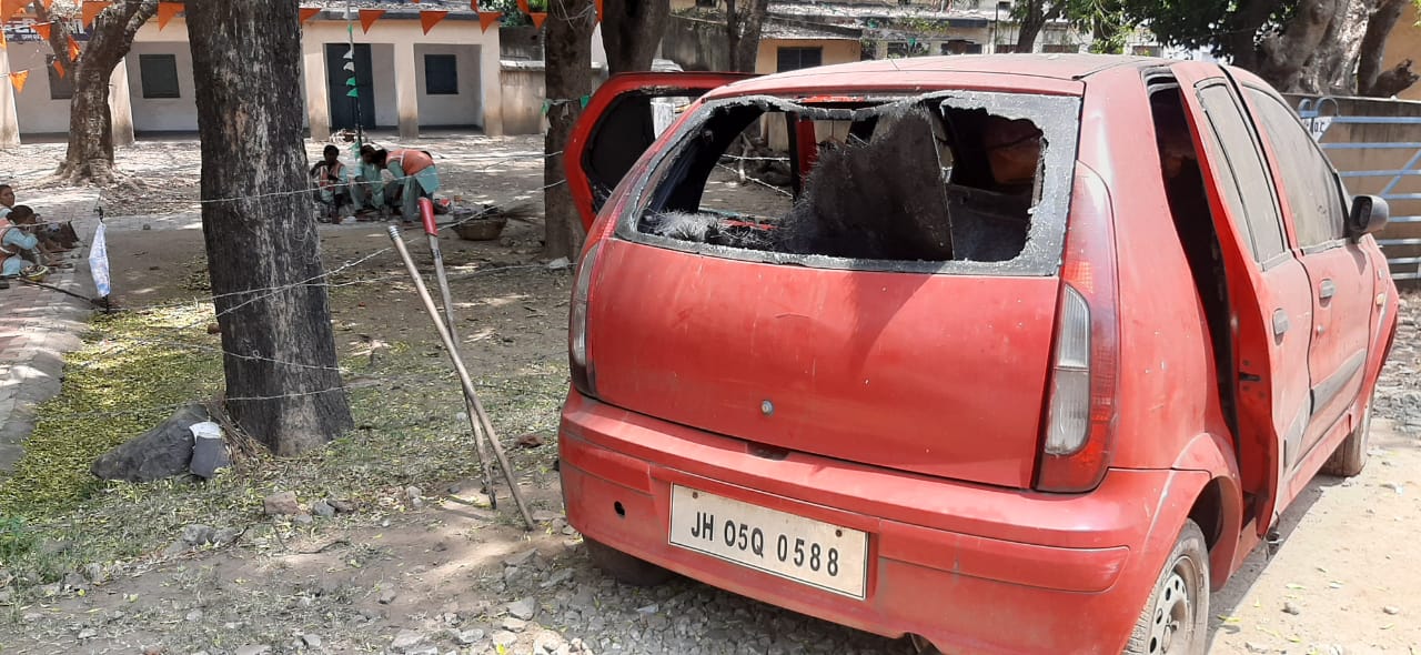 कार में आग लगने से अधेड़  की मौत, कार से शराब और लाइटर बरामद