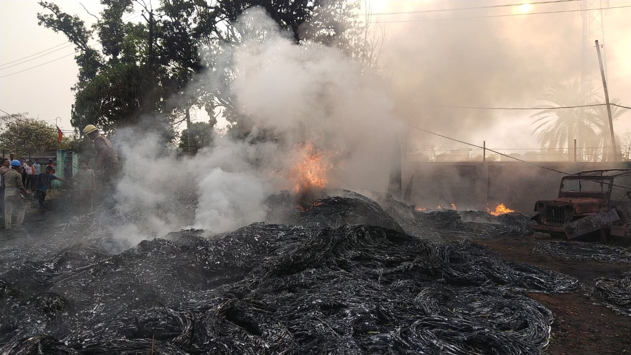 बिजली विभाग के पावर हाउस मे लगी भीषण आग, लाखों का सामान जल कर राख
