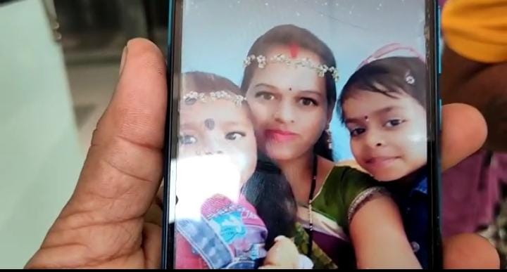 पति और बच्चों के साथ मायके से लौट रही थी महिला, बाइक के टायर में फंसा दुपट्टा