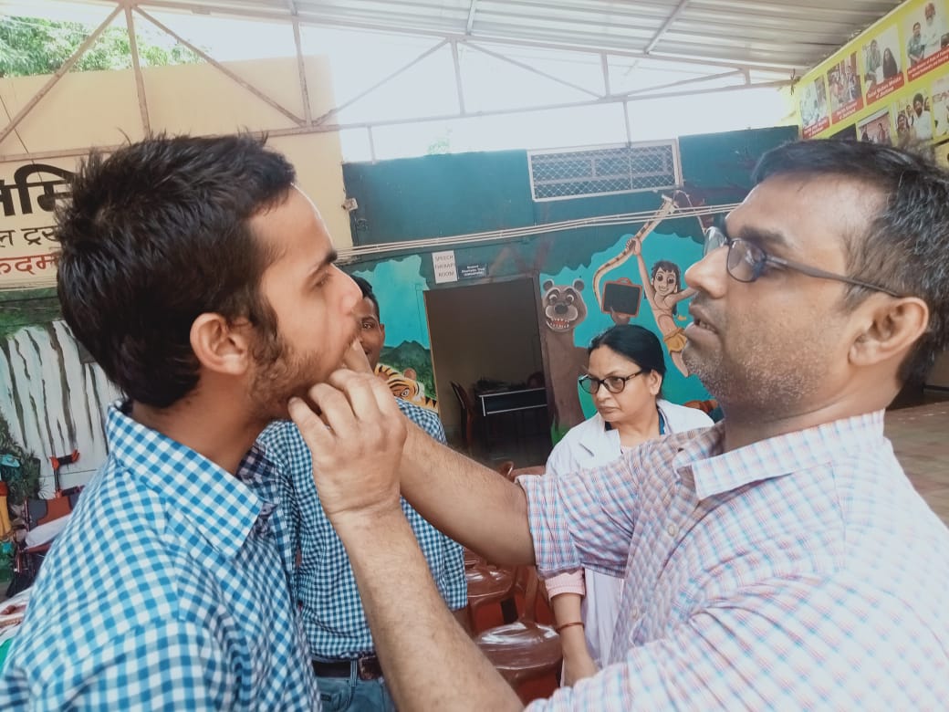 कैंपस में हेल्थ कैंप : हेल्थ जांच के बाद उपहारों की सौगात