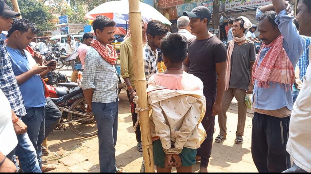 शर्मनाक : पिटता रहा बच्चा, तमाशबीन बनी रही भीड़, बहादूर महिला ने बचाई बच्चे की जान