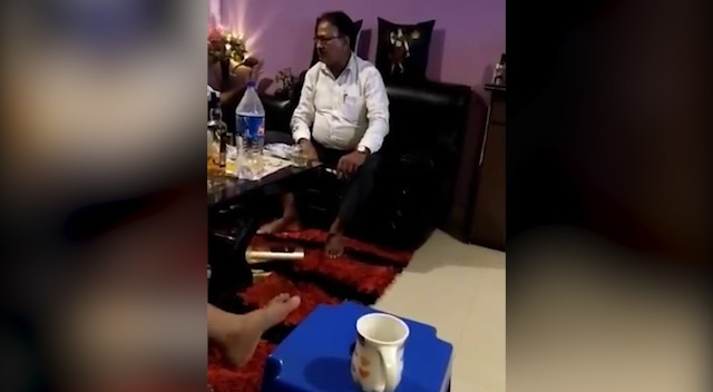 नगर निगम के अभियंता ने शराब बंदी कानून को दिखाया ठेंगा, दोस्तों के साथ शराब पार्टी का वीडियो वायरल