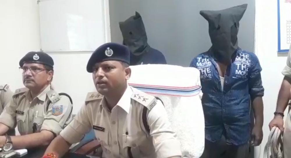 छिनतई के आरोप में दो अपराधी गिरफ्तार, हथियार और नगदी भी बरामद