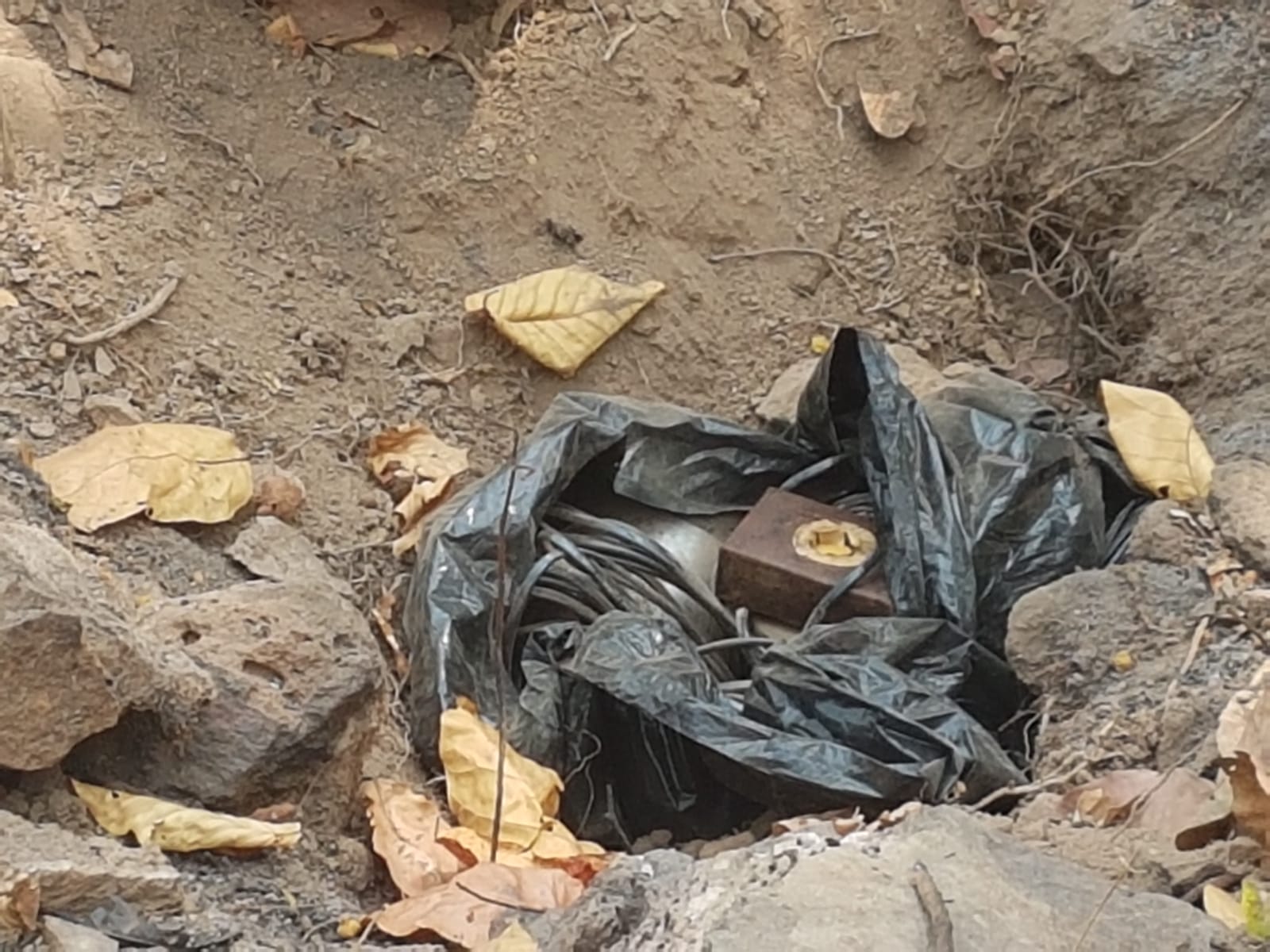 BREAKING : नक्सलियों के मंसूबे पर जवानों ने फेरा पानी, 5-5 किलो के 3 केन बम बरामद