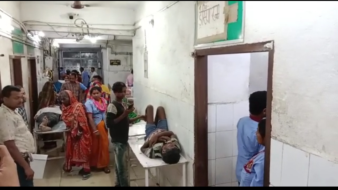 सरैया में पूजा के लिए जा रहे श्रद्धालुओं की भीड़ में घुसी तेज रफ्तार कार, हादसे में कई लोग घायल