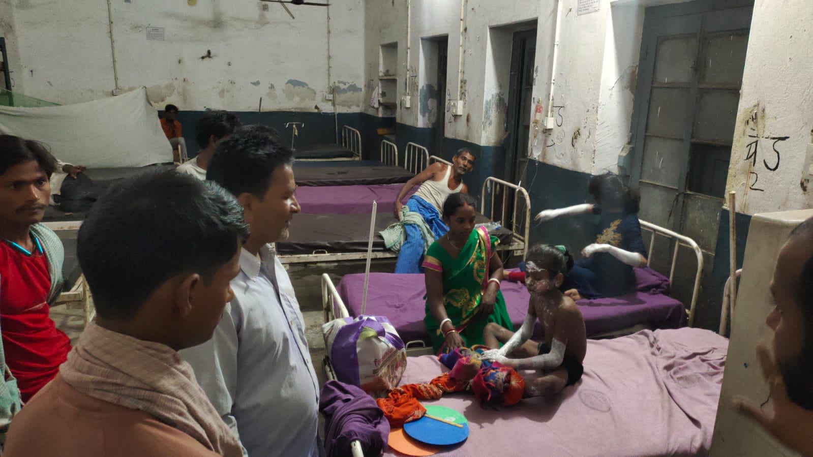 तेज आंधी में दुकान में लगी आग, दो बच्ची झुलसी, लाखों का नुकसान