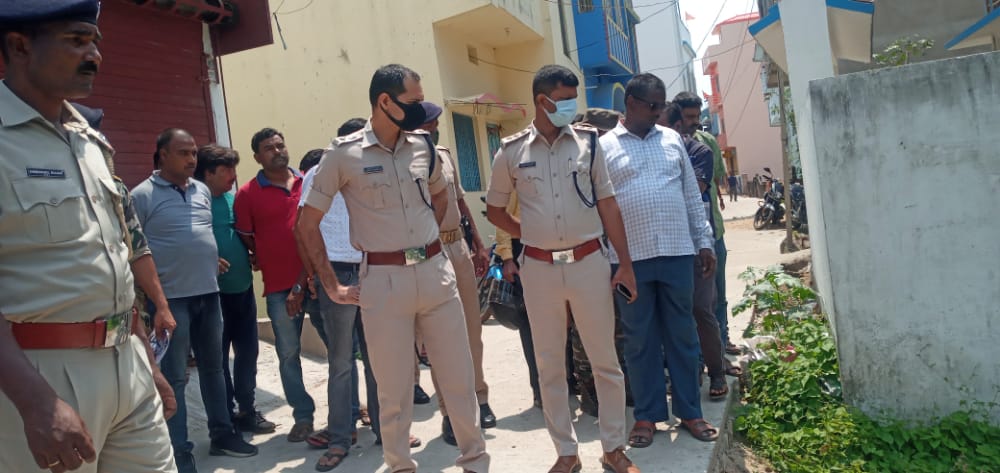 खुद आग लगा कर छत से कूद गया छात्र या हत्या कर फेंका गया शव !