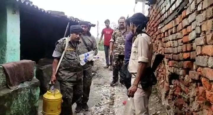 फुसरो बाजार में अवैध महुआ शराब अड्डे पर छापा, भारी मात्रा में महुआ शराब बरामद