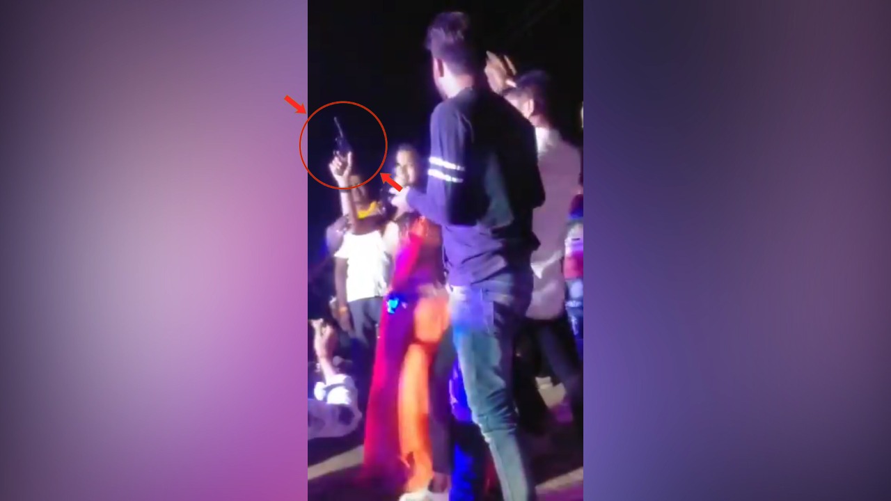 ये है बिहार की रिवॉल्वर रानी..रिवॉल्वर की नोक पर लड़कों को नचा रही, खुद भी लगा रही ठुमके