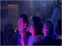 पब में राहुल गांधी के साथ कौन ! सोशल मीडिया का बड़ा सवाल