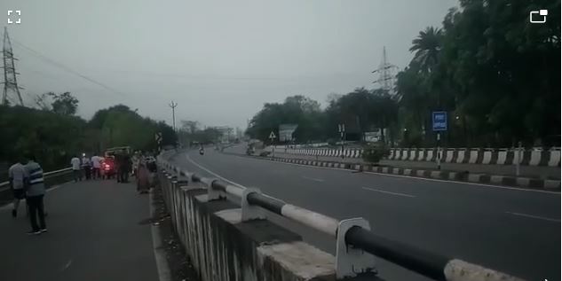 सड़क पर घंटो पड़ी रही लाश, 200 मीटर दूर थाने को खबर तक नहीं