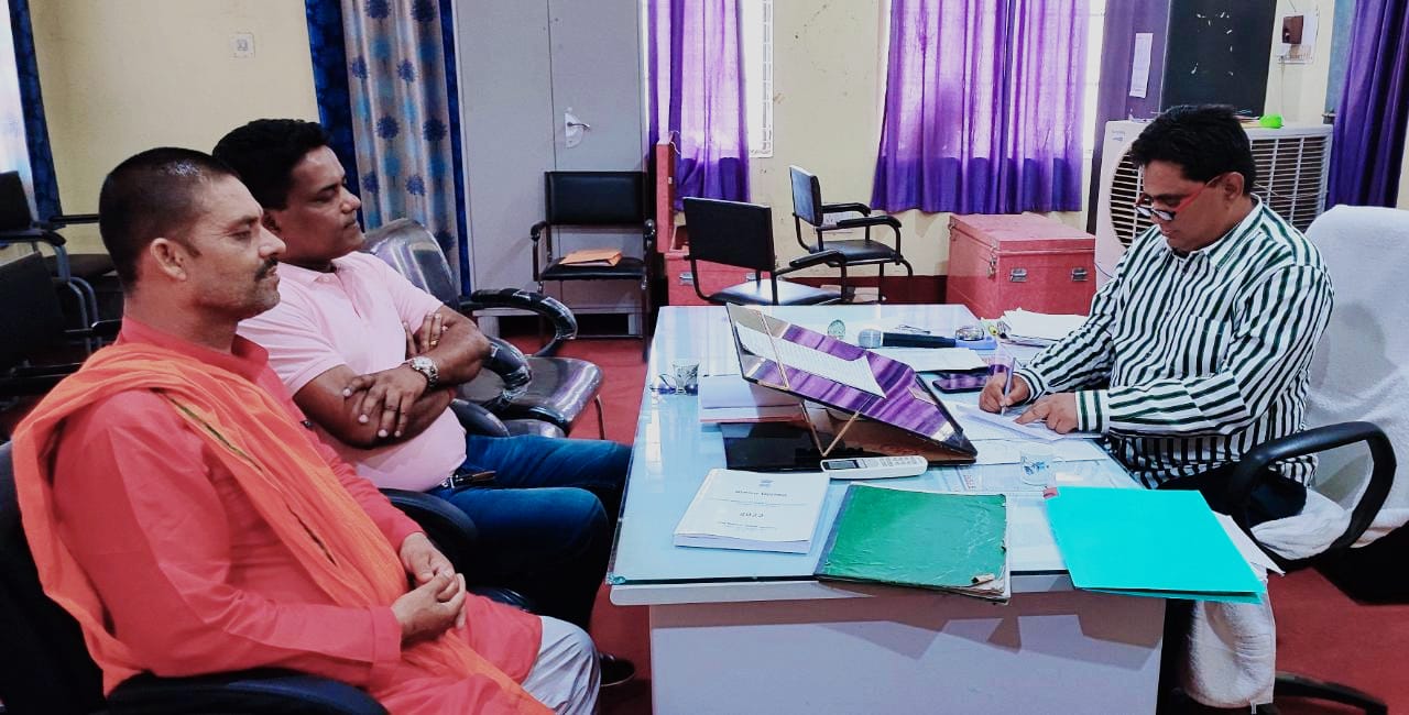 नगर पंचायत में पीएम आवास योजना से अवैध वसूली का आरोप, एसडीओ को सौंपा ज्ञापन