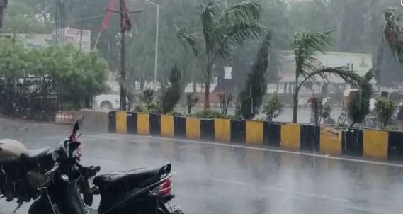 पटना में बदला मौसम का मिजाज, तेज हवा के साथ हो रही है बारिश, गर्मी से लोगों को राहत