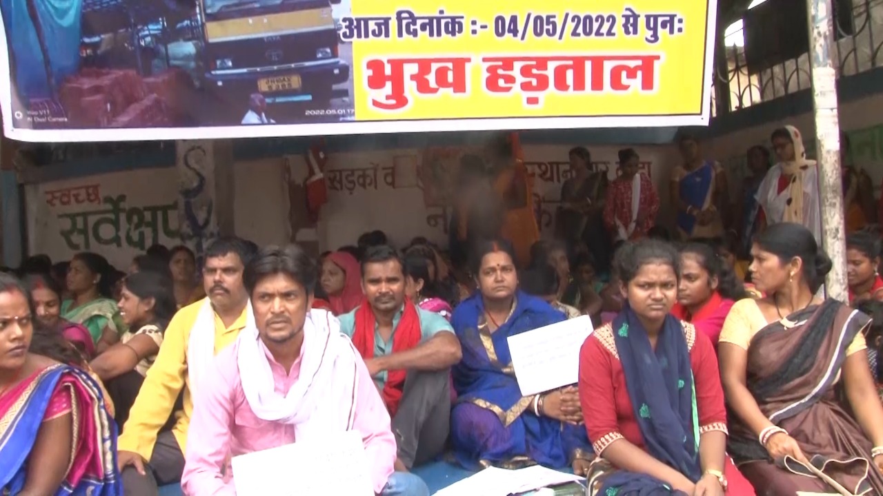 धनबाद : फिर भूख हड़ताल पर बैठा विधायक ढुल्लू से प्रताड़ित परिवार