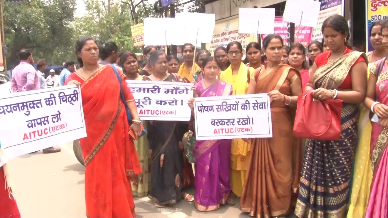 पोषण सखी का दर्द :  घर की दहलीज लांघ कर आयी थी नौकरी करने, अब नौकरी लेकर ही जाएंगे घर