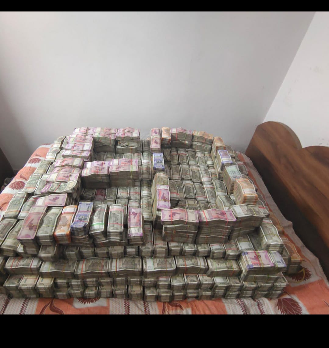 ED की छापेमारी : खनन एवं उद्योग विभाग की सचिव पूजा सिंघल के करीबी के घर से लगभग 25 करोड़ कैस बरामद