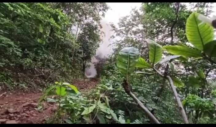 सरायकेला : जवानों को उड़ाने की नक्सलियों की योजना नाकाम, 50 केन बम बरामद