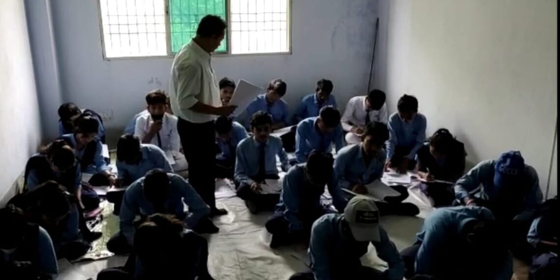चिराग तले अंधेरा :  शिक्षा मंत्री के गृह जिले में जमीन पर बैठ परीक्षा दे रहे छात्र