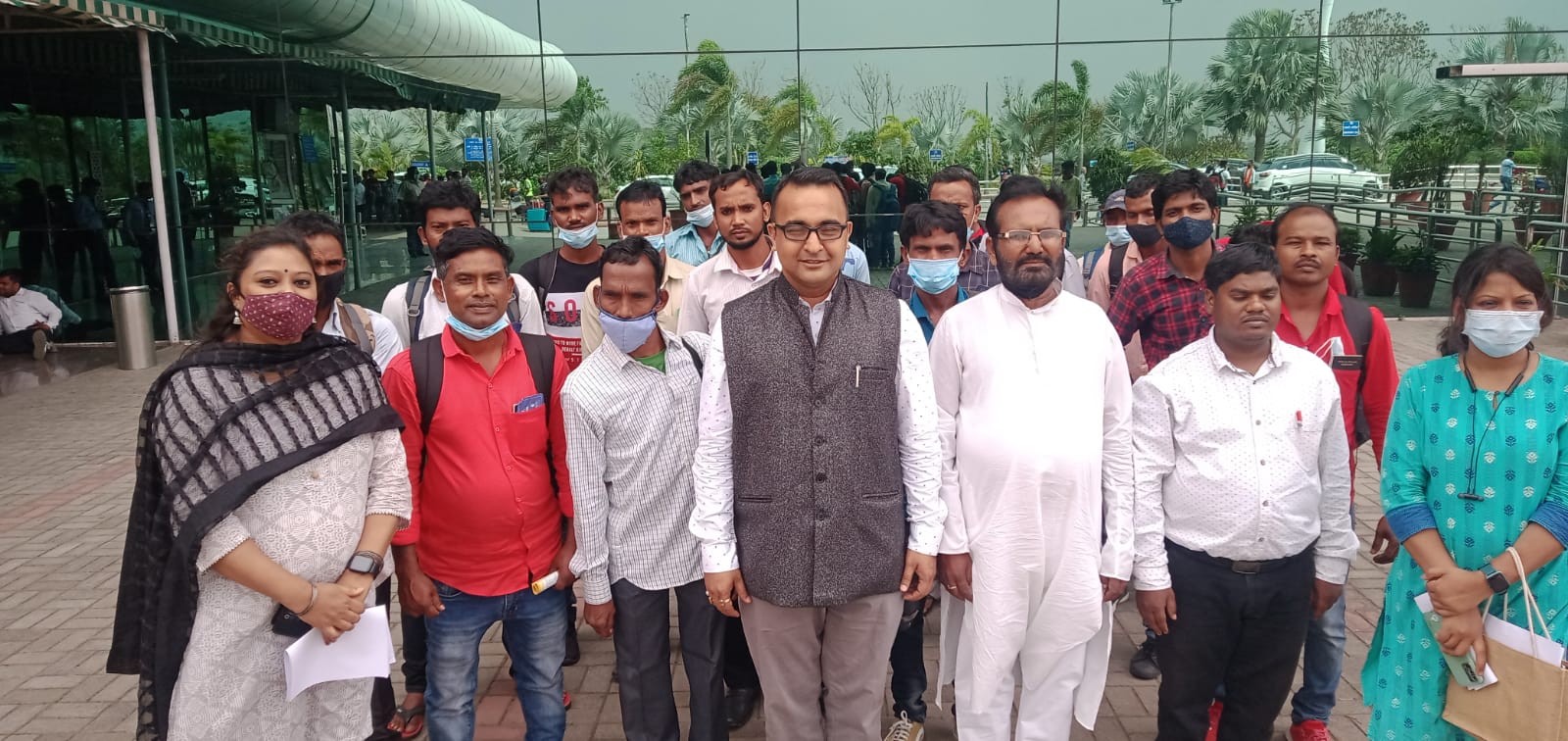 नहीं दिया जा रहा था तय वेतन, निवाले को थे लाले, आज 19 मजदूरों की हुई वतन वापसी