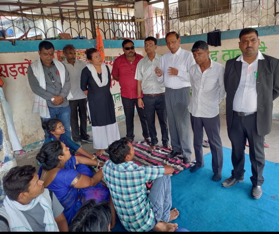 विधायक से प्रताड़ित परिवार से मिले कांग्रेस नेता , कहा-निंदनीय काम 