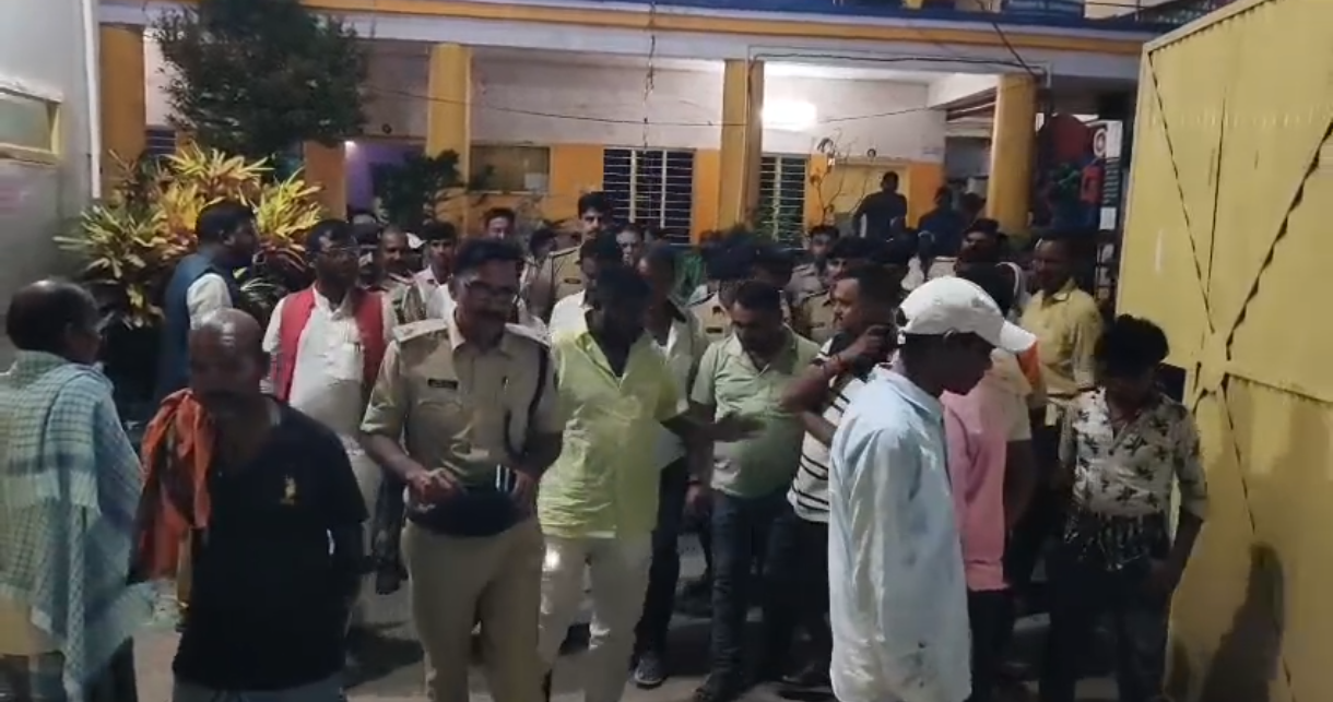 देर रात स्कूल पर जुटी लोगों की भीड़